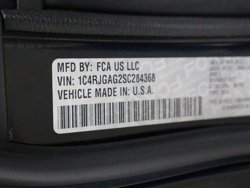 Used 2025 Jeep Grand Cherokee Altitude RWD image 43