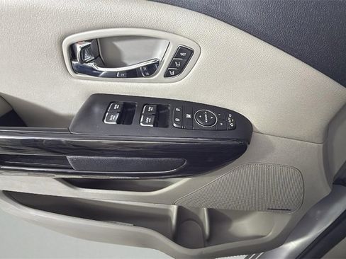 Used 2019 Kia Sedona SX image 27