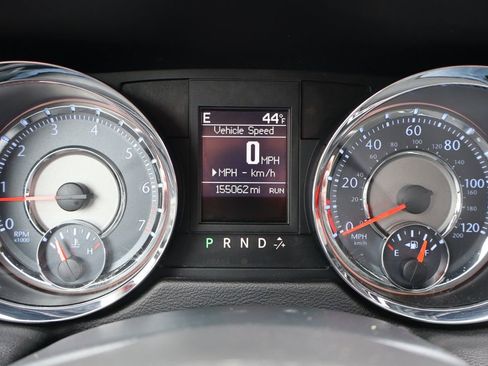 Used 2013 Chrysler Town & Country Touring image 32