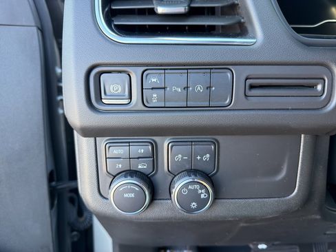 Used 2024 Chevrolet Suburban LT image 18