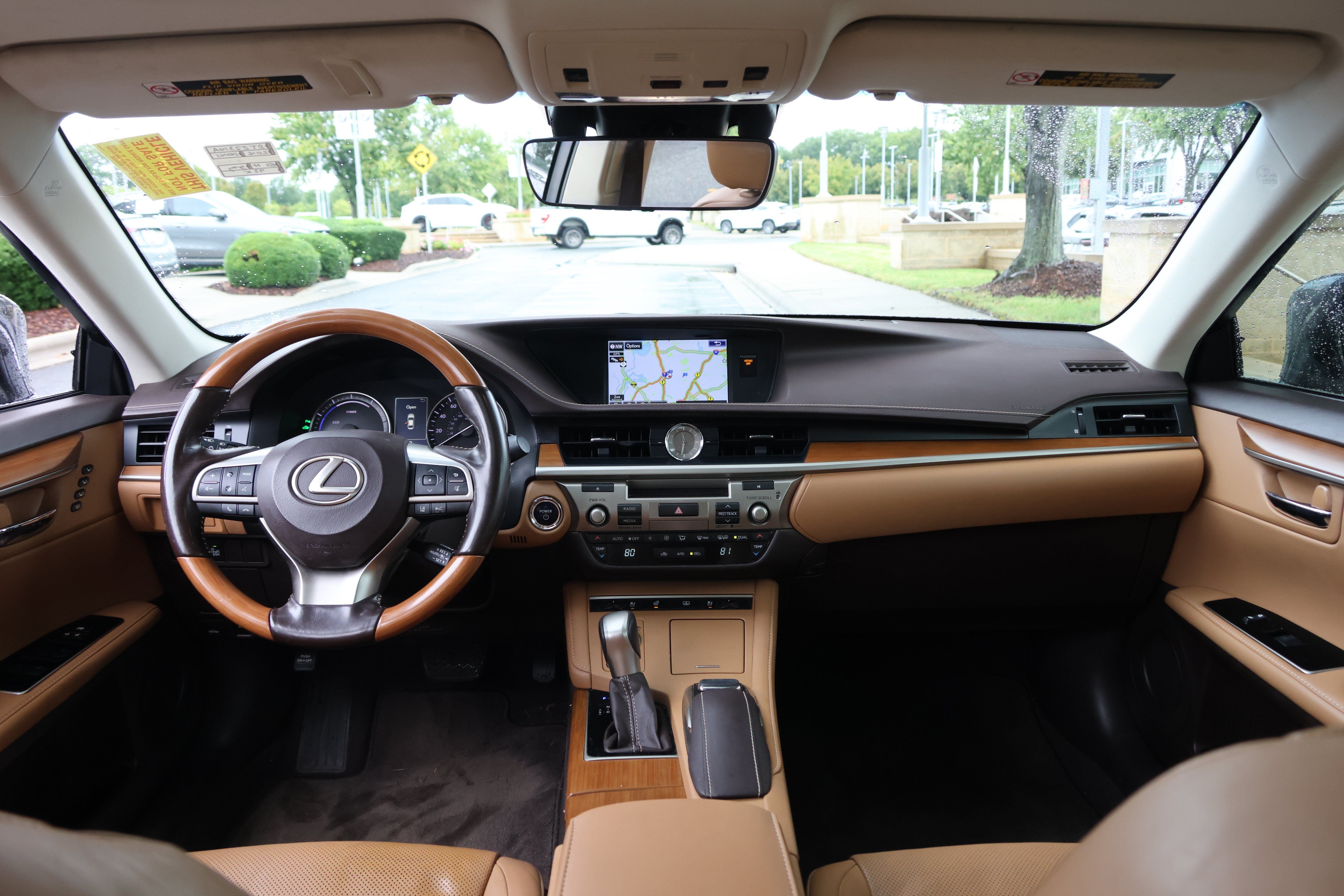 Used 2016 Lexus ES 300h w/ Luxury Package w/Wood Trim FWD image 17