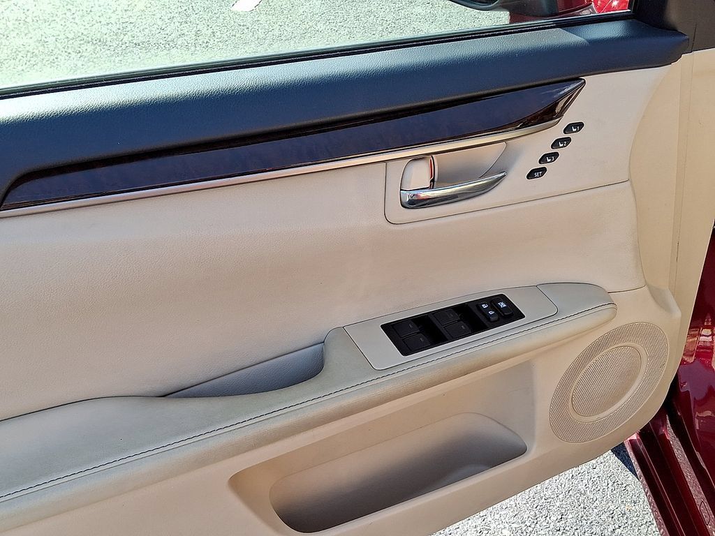 Used 2015 Lexus ES 350 w/ Luxury Package FWD image 12