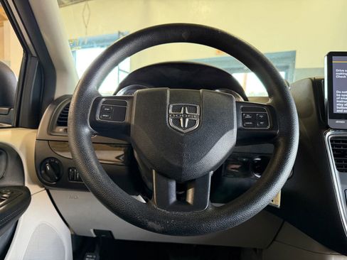 Used 2017 Dodge Grand Caravan SE image 15