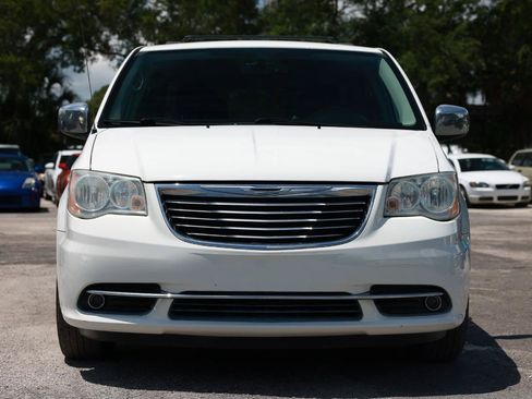 Used 2013 Chrysler Town & Country Touring FWD image 17