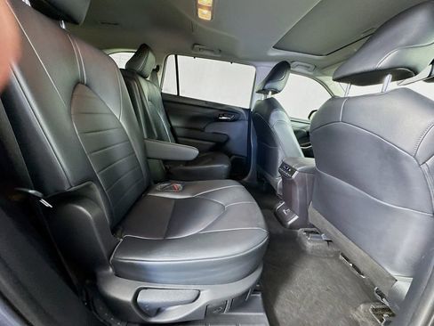 Used 2023 Toyota Highlander XLE FWD image 34