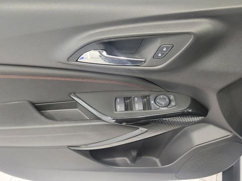 Used 2025 Chevrolet Trax RS w/ Sunroof Package image 25