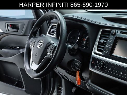 Used 2018 Toyota Highlander LE image 34