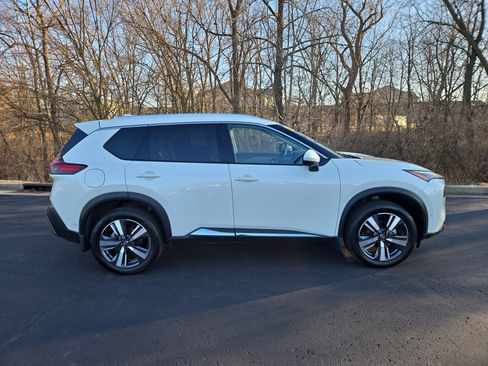 Used 2023 Nissan Rogue SL w/ SL Premium Package image 2