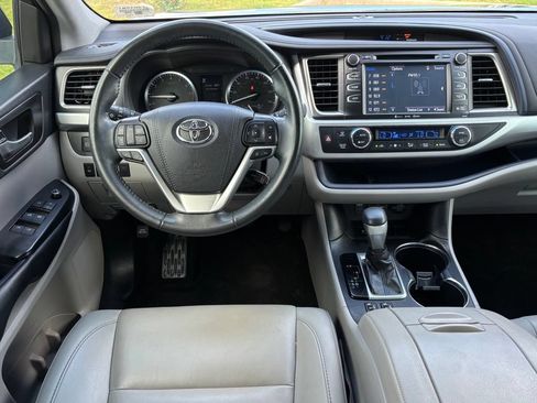 Used 2019 Toyota Highlander XLE FWD image 11