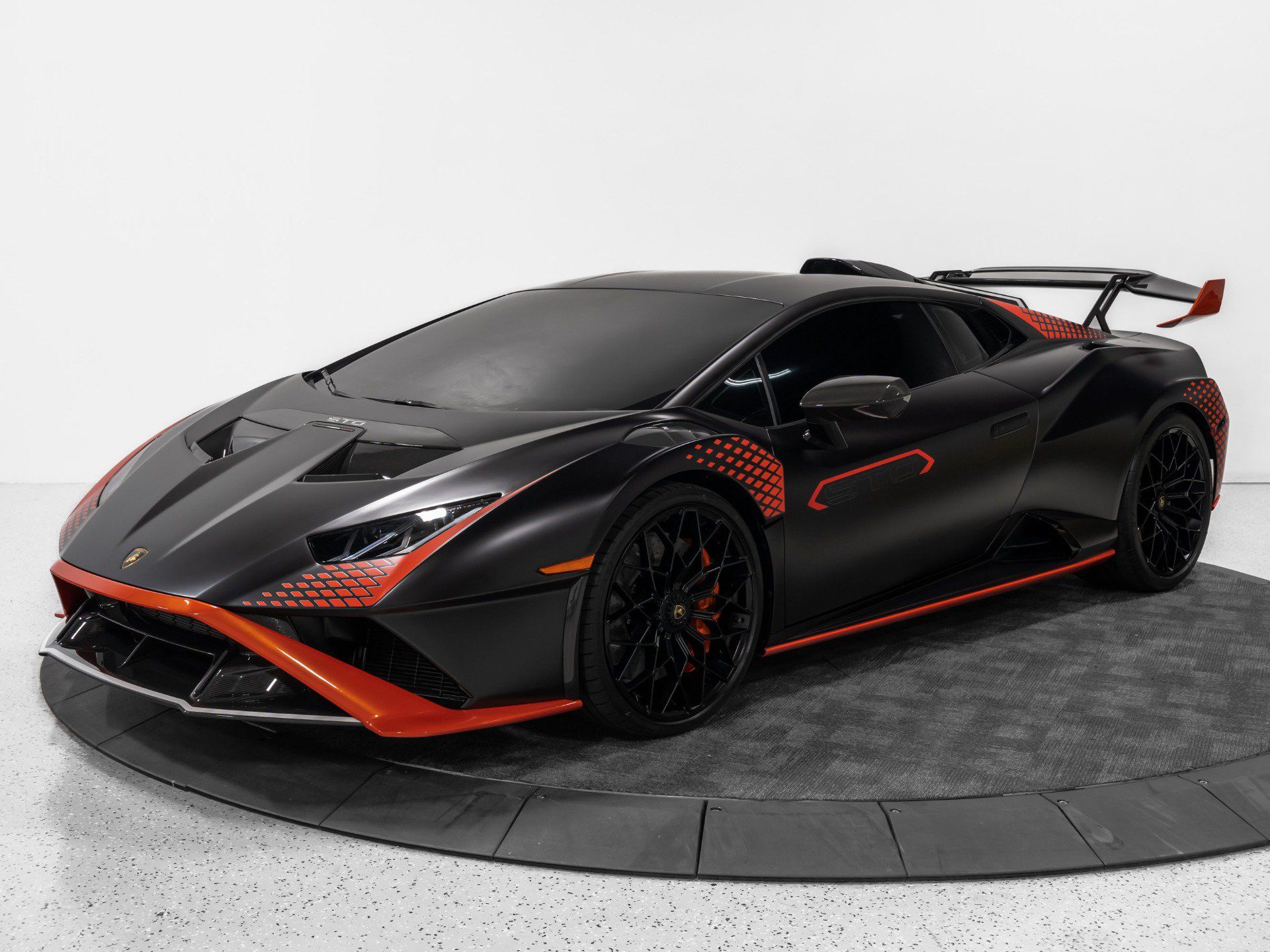 Used 2024 Lamborghini Huracan STO RWD image 2