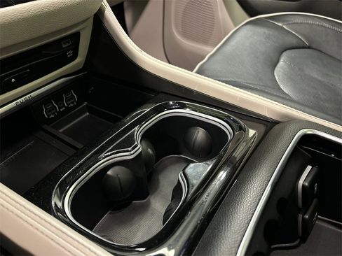 Used 2021 Chrysler Pacifica Limited w/ Uconnect Theater Family Group image 19