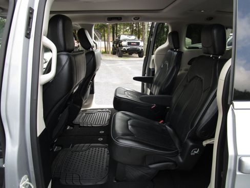 Used 2020 Chrysler Pacifica Limited image 19