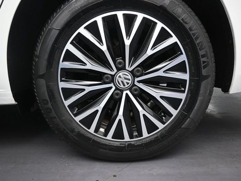 Used 2019 Volkswagen Jetta SEL w/ Cold Weather Package FWD image 10