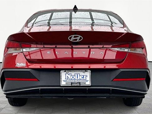 Used 2024 Hyundai Elantra SEL image 4