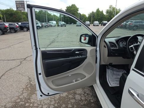 Used 2015 Chrysler Town & Country Touring w/ Driver Convenience Group FWD image 10