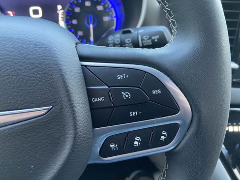 Used 2023 Chrysler Pacifica Touring-L FWD image 16