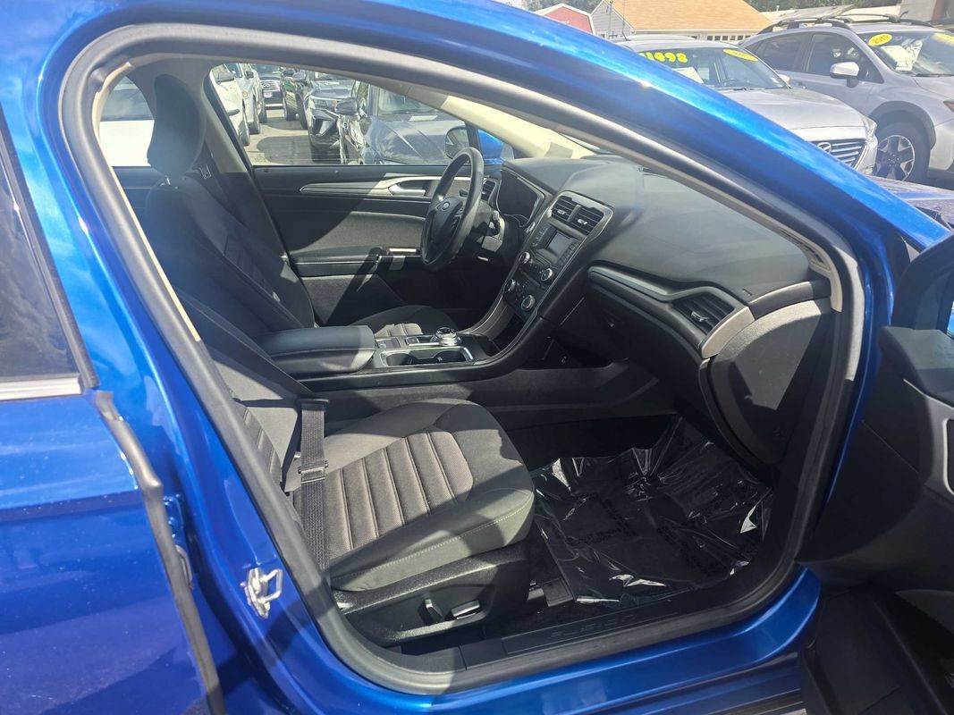 Used 2017 Ford Fusion SE FWD image 26