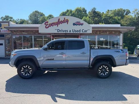 Used 2021 Toyota Tacoma TRD Off-Road w/ Technology Package AWD/4WD image 2