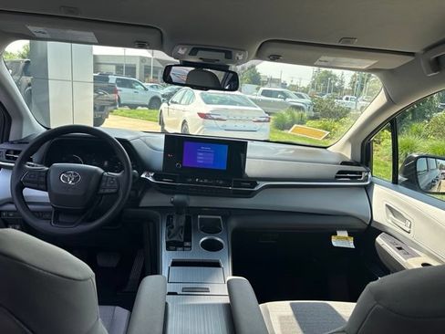 Used 2026 Toyota Sienna LE FWD image 26