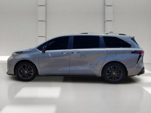 Used 2025 Toyota Sienna XSE FWD image 4
