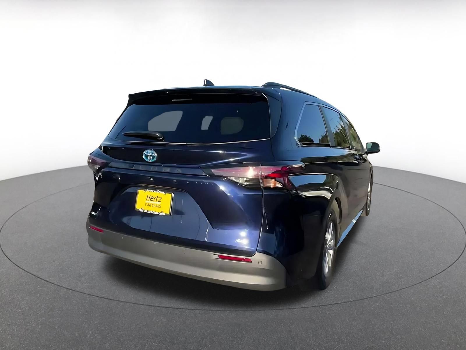 Used 2025 Toyota Sienna XLE FWD image 12