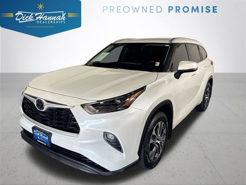 Used 2022 Toyota Highlander XLE AWD/4WD image 1
