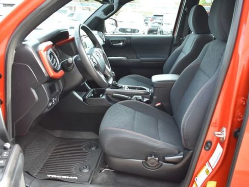 Used 2018 Toyota Tacoma TRD Off-Road w/ Technology Package AWD/4WD image 16