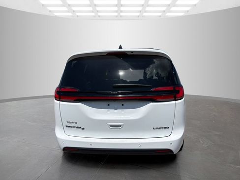 Used 2025 Chrysler Pacifica Limited FWD image 5