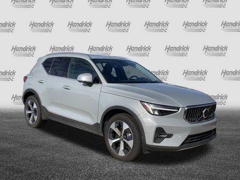 Used 2025 Volvo XC40 B5 Plus image 2