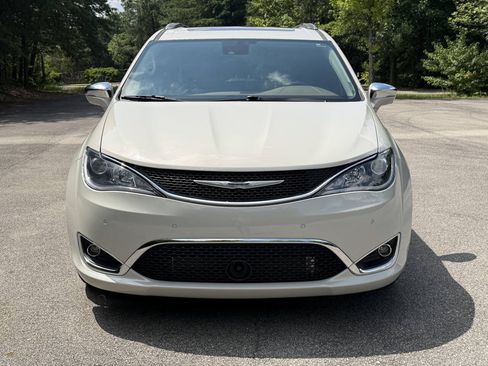 Used 2019 Chrysler Pacifica Limited w/ Advanced Safetytec Group FWD image 7