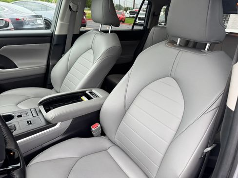 Used 2021 Toyota Highlander XLE AWD/4WD image 13
