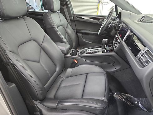 Used 2025 Porsche Macan image 27