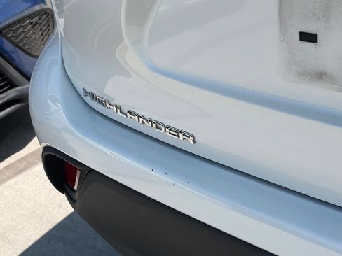 Used 2020 Toyota Highlander LE FWD image 5