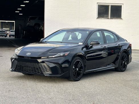 Used 2025 Toyota Camry SE FWD image 3