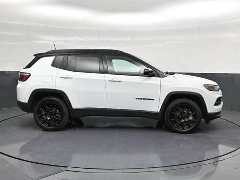 Used 2023 Jeep Compass Altitude image 4