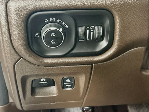 Used 2025 RAM 1500 Laramie w/ Advanced Safety Group II AWD/4WD image 17