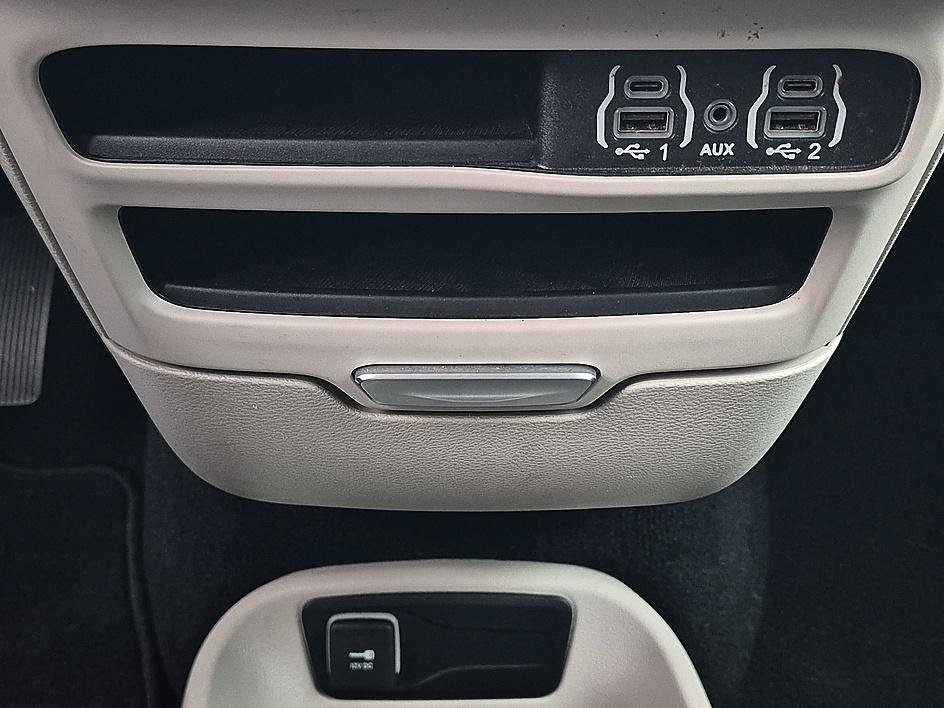 Used 2024 Chrysler Pacifica Touring-L FWD image 23