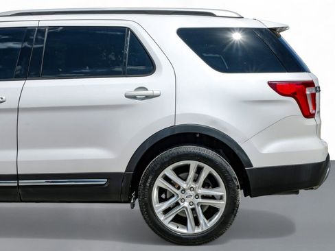 Used 2017 Ford Explorer XLT w/ Equipment Group 202A image 11