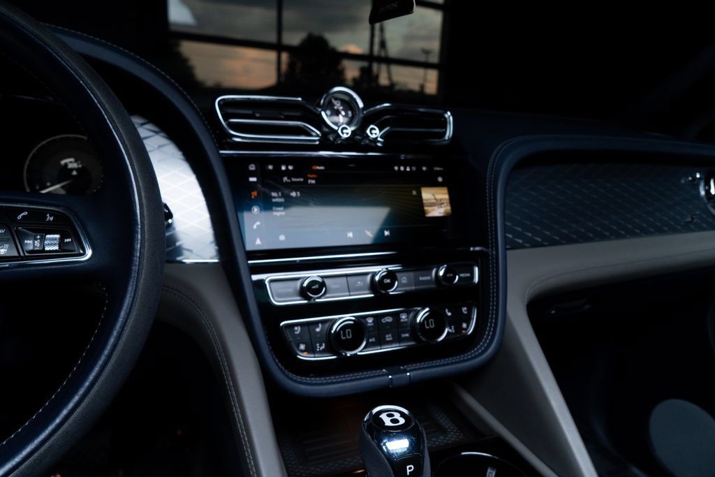 Used 2022 Bentley Bentayga AWD/4WD image 34