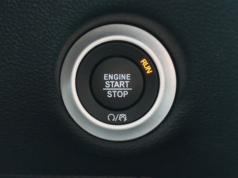 Used 2021 Chrysler Pacifica Limited w/ Uconnect Theater Family Group image 15