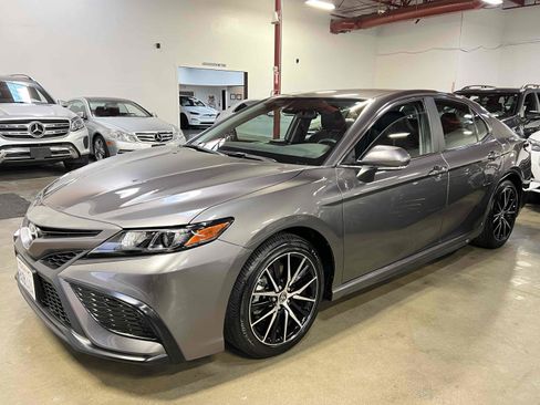 Used 2021 Toyota Camry SE w/ Convenience Package image 11