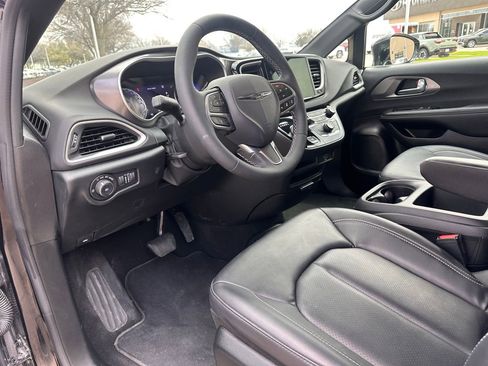 Used 2026 Chrysler Pacifica Select image 23