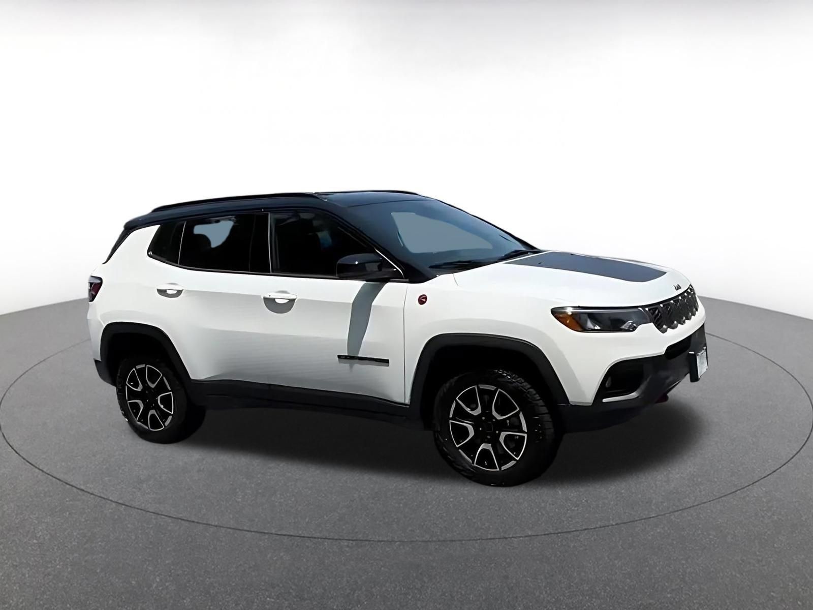 Used 2025 Jeep Compass Trailhawk AWD/4WD image 2