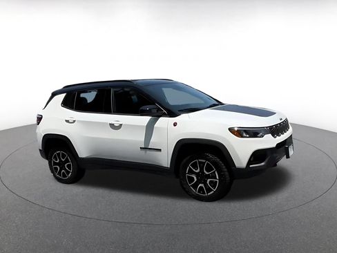 Used 2025 Jeep Compass Trailhawk AWD/4WD image 2