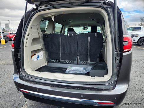 Used 2022 Chrysler Pacifica Touring-L image 32