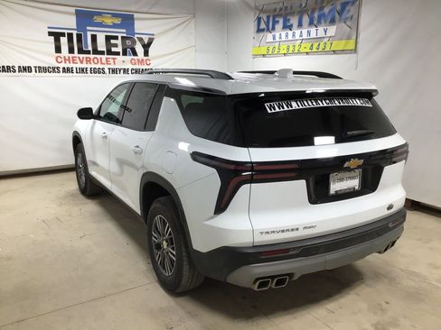 Used 2025 Chevrolet Traverse LT image 4