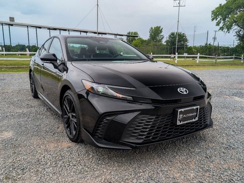 Used 2026 Toyota Camry SE FWD image 3