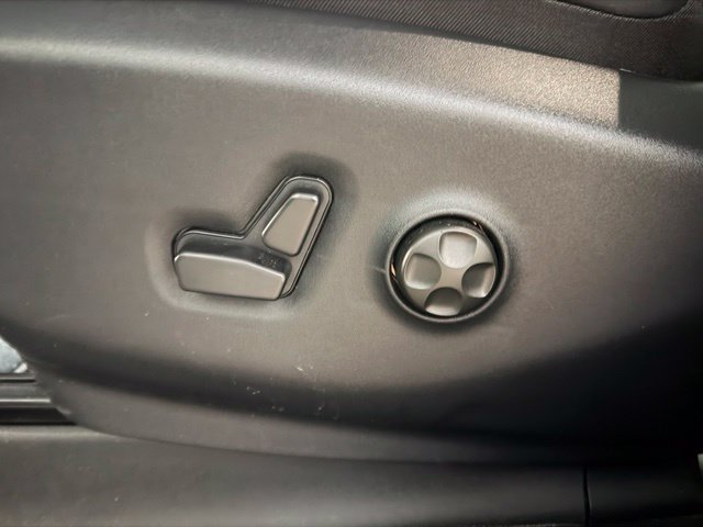 Used 2025 Chrysler Pacifica Limited AWD/4WD image 16