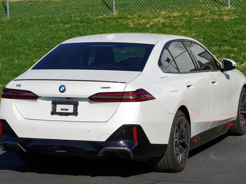 Used 2024 BMW i5 eDrive40i w/ M Sport Package image 8