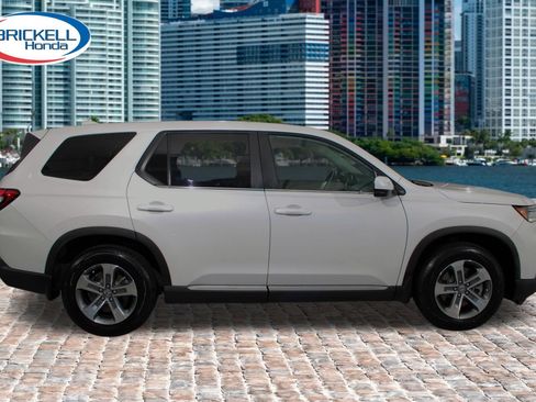 Used 2025 Honda Pilot EX-L image 2